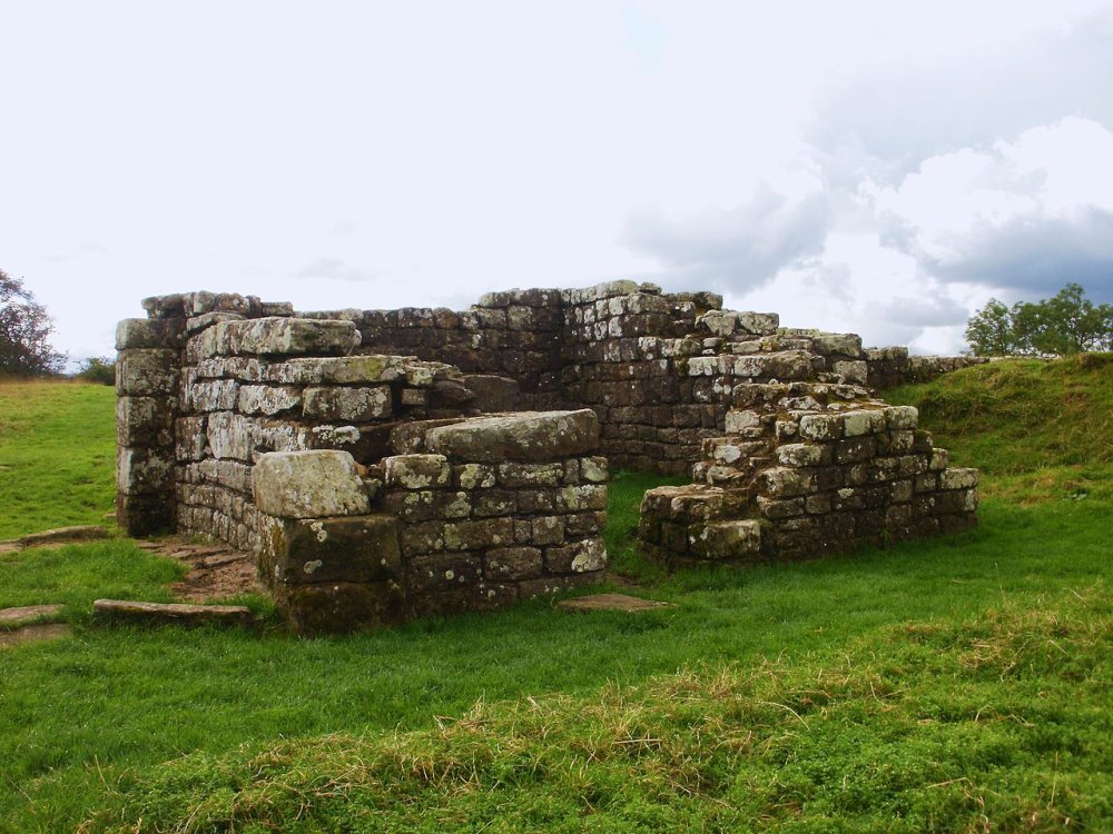 1280px-Birdoswald_eastern_wall.jpeg