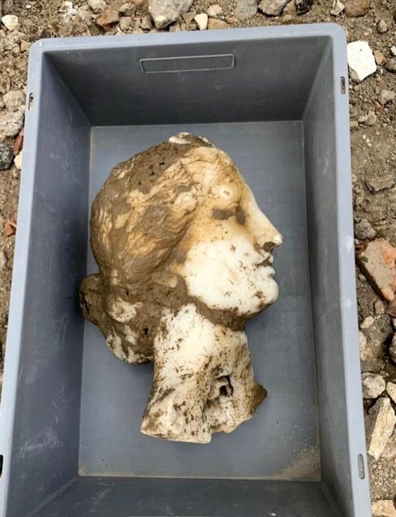 Testa di marmo piazza Augusto Imperatore profilo.jpg