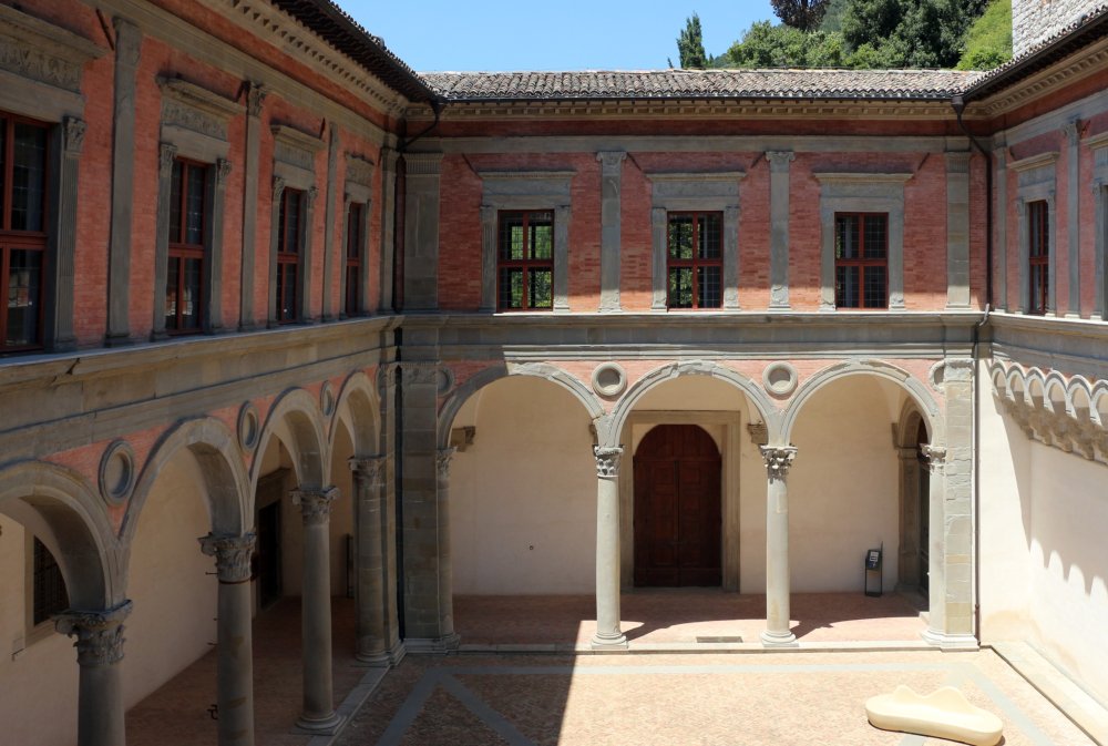 Palazzo_ducale_di_gubbio,_cortile_04~2.jpeg