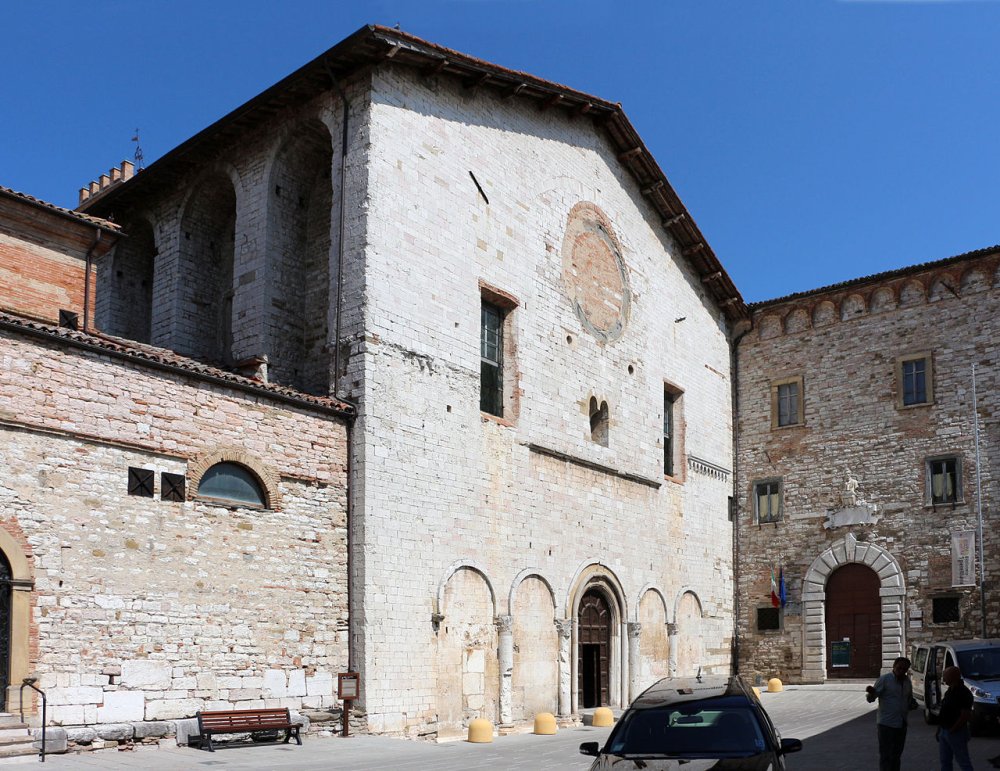Gubbio,_san_pietro,_esterno_04.JPG