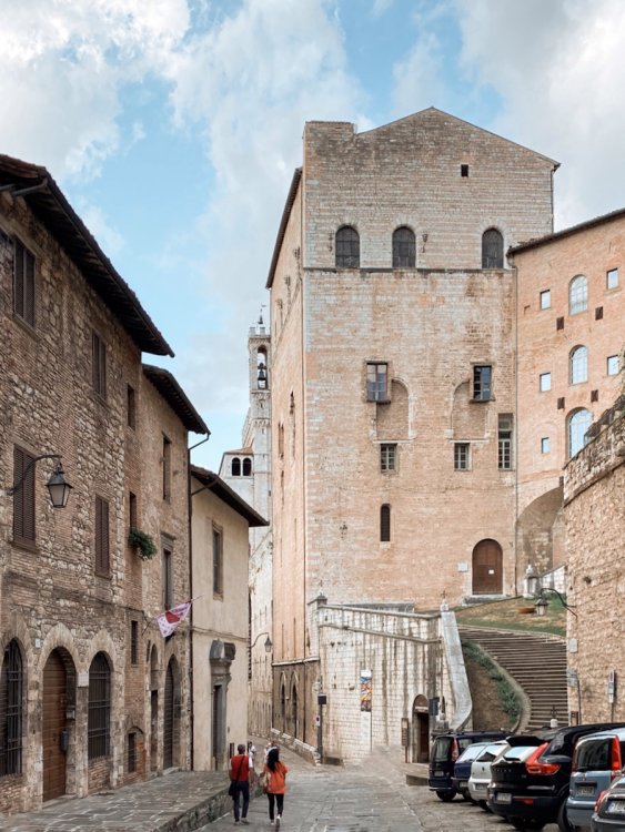 Gubbio-palazzo-del-podesta.jpg