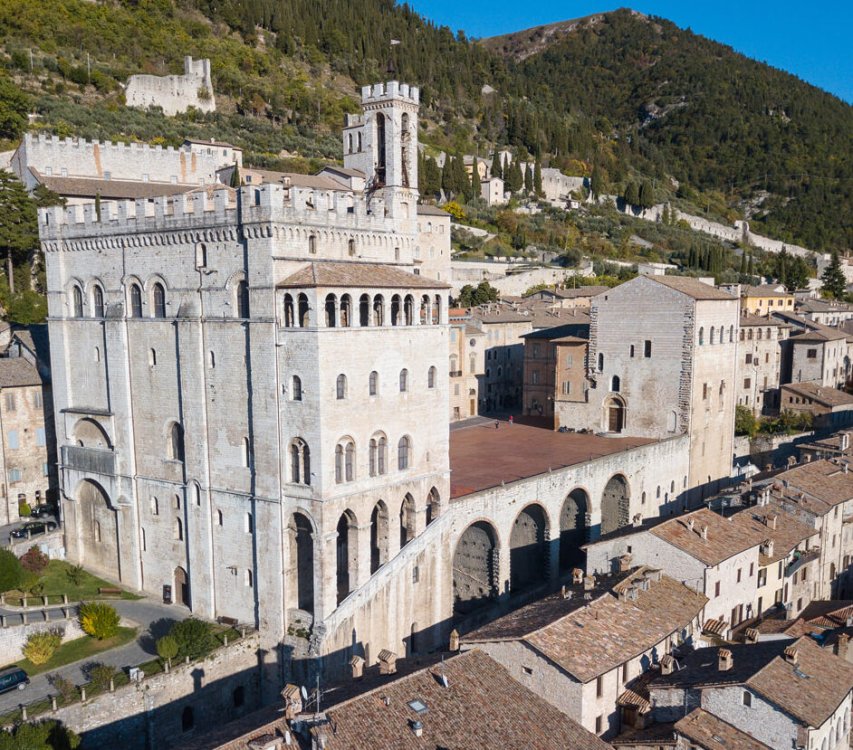 piazza-grande-gubbio-vista-aerea-1-e1620394787884.jpg