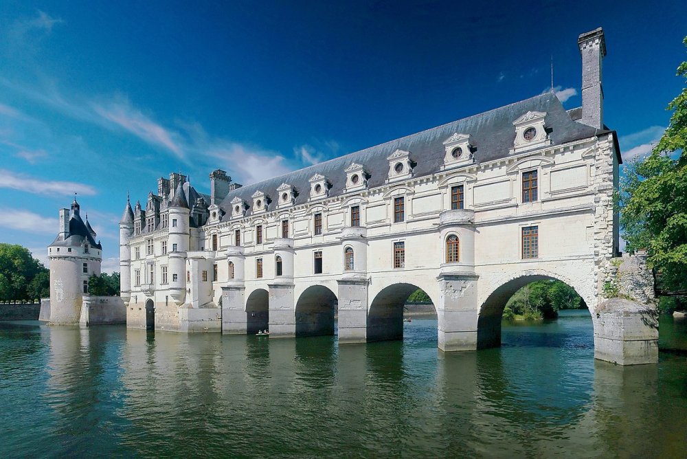 Chateau_de_Chenonceau_2008E_(adjusted2).jpg