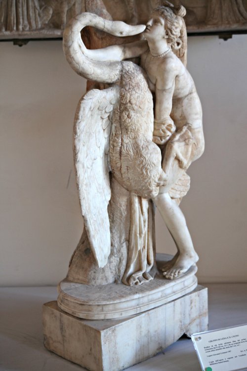 Gruppo_di_Leda_e_il_cigno,_replica_di_età_tardo_adrianea_(fine_del_primo_trentennio_del_II_sec.d.c.).jpeg