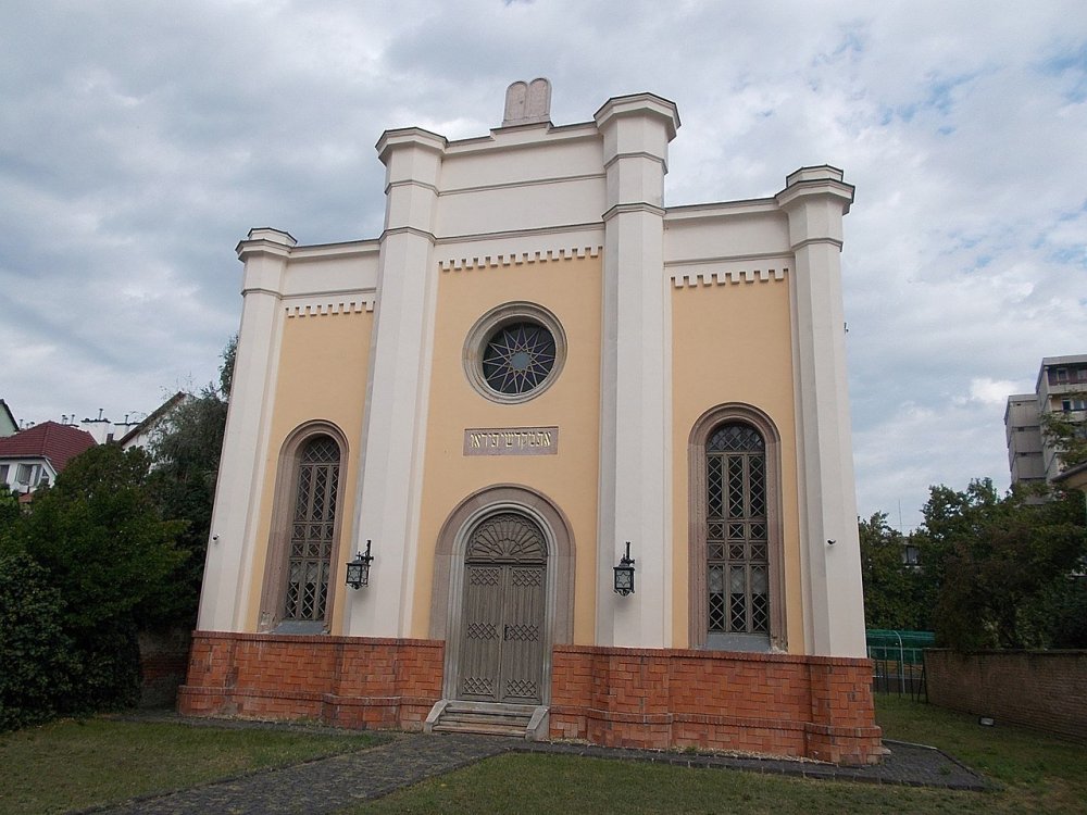 1280px-Vác_Synagogue._Facade.jpeg