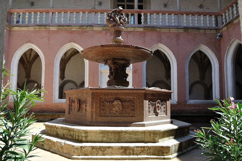 Herkules_kút,_díszudvar.JPG