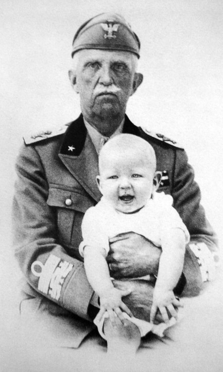 Vittorio_Emanuele_III_e_nipote.jpeg