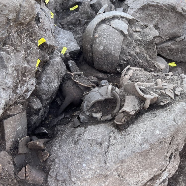 06.Τρεις μυκηναϊκές τριποδικές χύτρες, ένας ακόμα μαγειρικός σκεύος με επίπεδη βάση και ένας πίθος.jpg