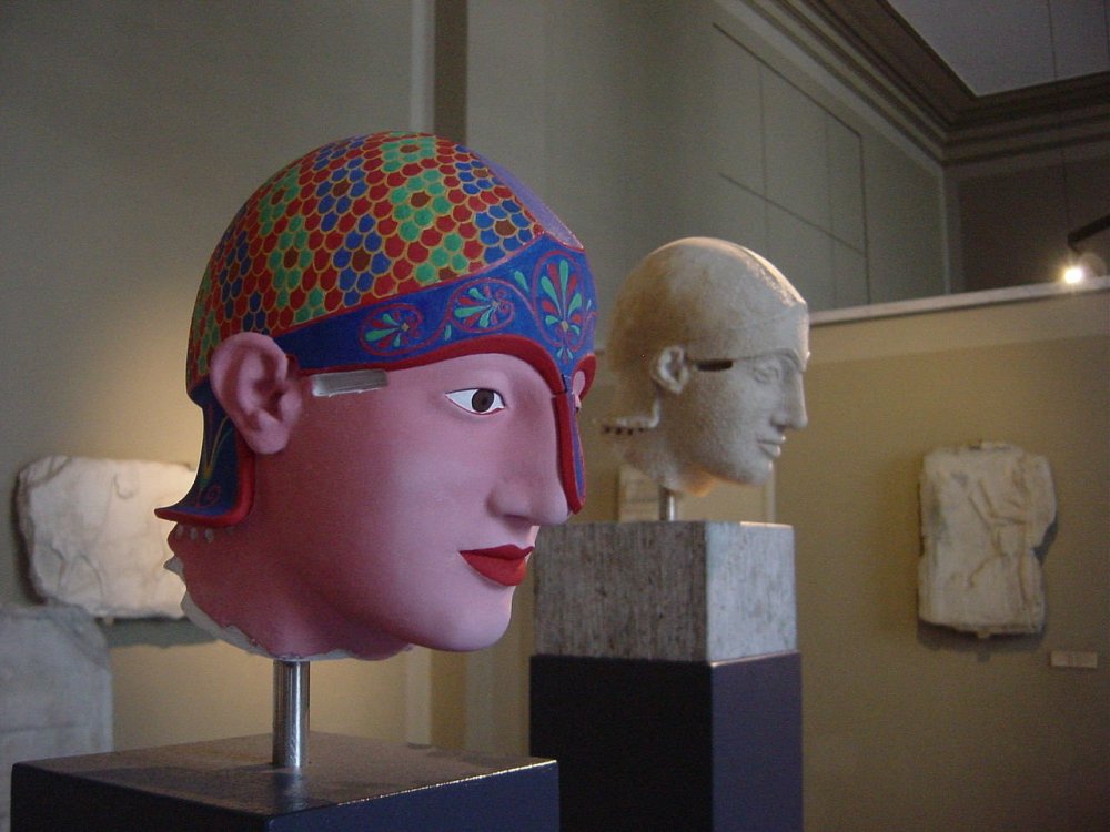 La testa IX del frontone est e la sua ricostruzione policroma.jpg