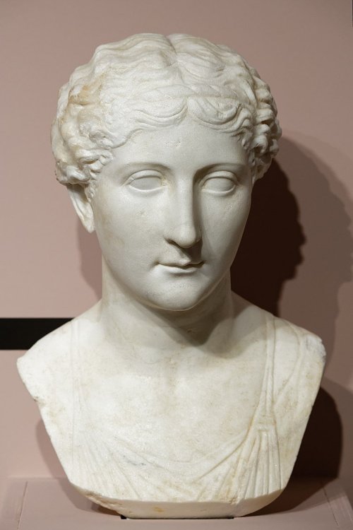 800px-Antonia_Minor_Louvre_Ma1229.thumb.jpg.ed581935640ddc9f2e238a34c8a5112c.jpg