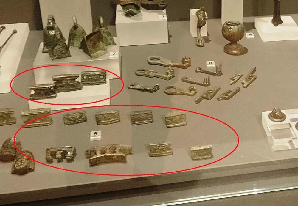 sostegni ed elementi applicati di recipienti bronzo.jpg