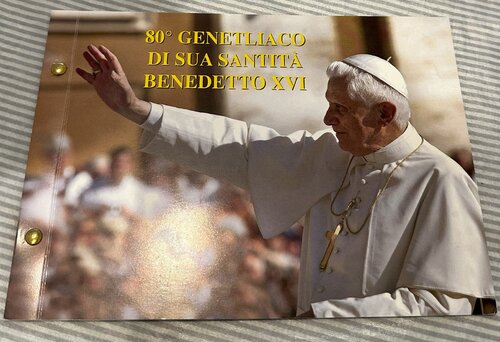 Maggiori informazioni su "VATICANO 2 Euro 2007 80° GENETLIACO BENEDETTO XVI FIL-NUM"	