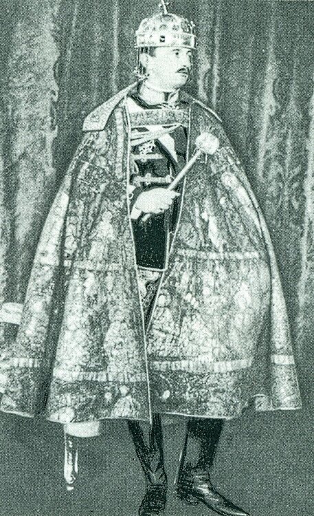 Charles_IV,_the_last_King_of_Hungary_in_coronation_gear.jpg